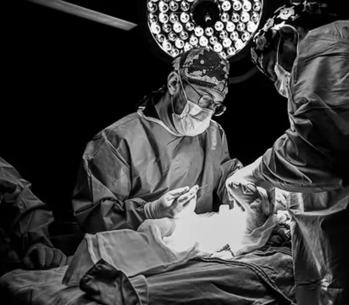 Cirugía ortopédica en quirófano, fotografía en blanco y negro